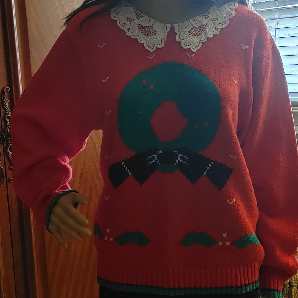 Christmas Sweater Lace Collar Size Small Red with Green Wreath